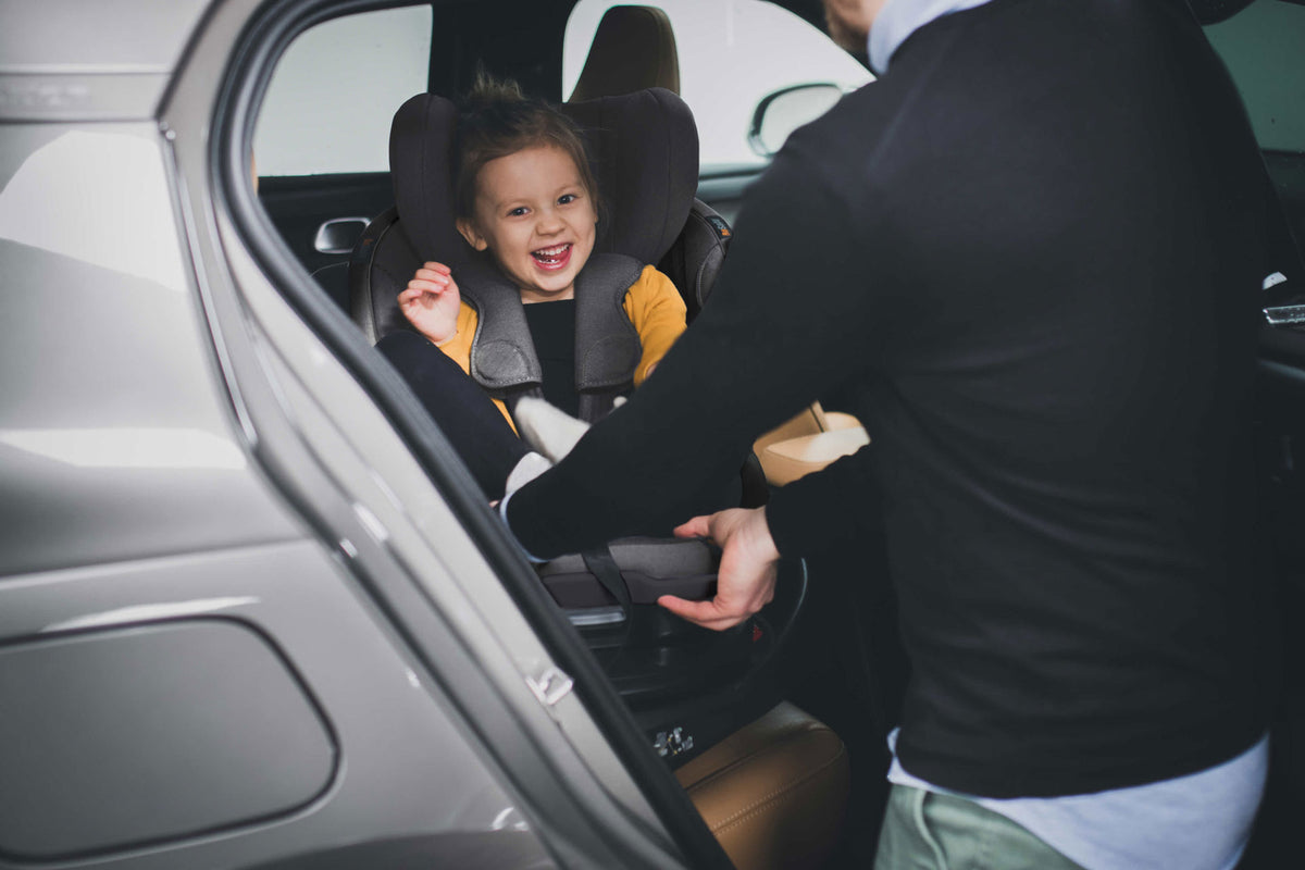 Silla de auto iZi Turn B, i-Size Dark Edge 360º de BeSafe