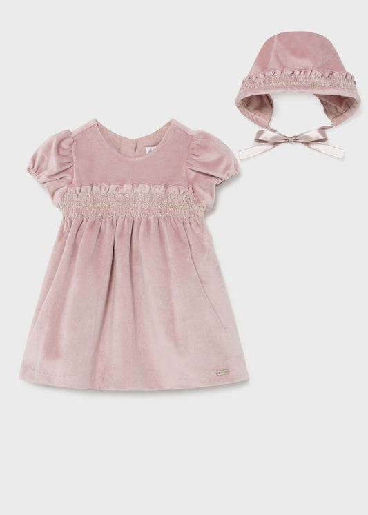 Vestido de menina em veludo com capuz rosa da Mayoral 