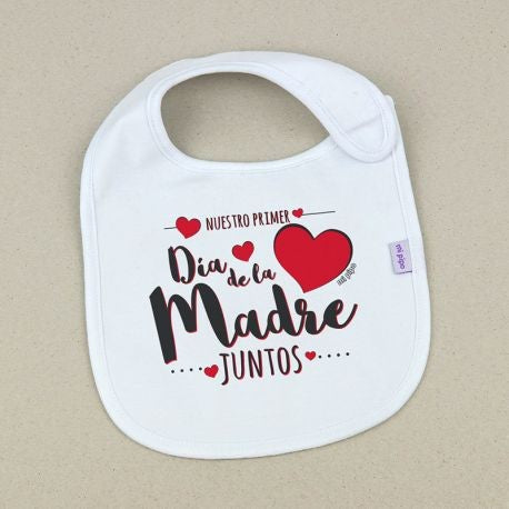 Babador engraçado Nosso primeiro dia das mães juntos corações por Mi Pipo 